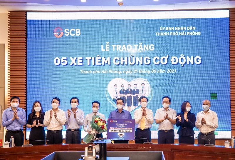 Đại diện SCB trao bảng tượng trưng tặng 05 chiếc xe tiêm chủng cơ độngbr class=