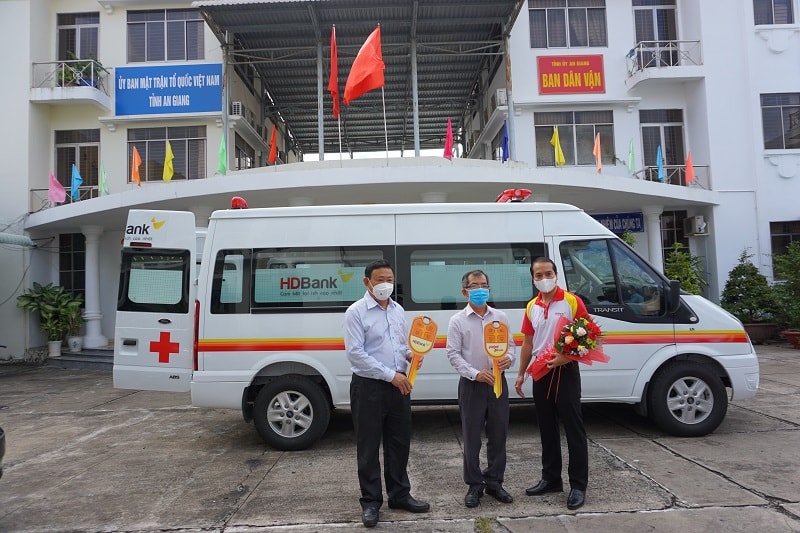 Ông Nguyễn Tiếc Hùng - Chủ tịch Uỷ ban Mặt trận TQVN tỉnh An Giang và ông Từ Hoàng Tước - Phó Giám đốc Sở Y tế tỉnh An Giang nhận xe cứu thương