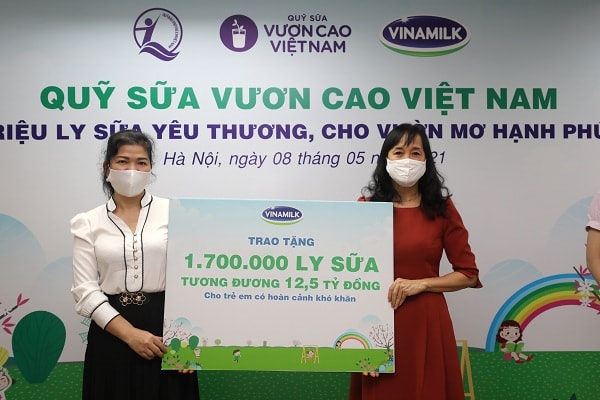 Trong năm 2020 và 2021, Vinamilk đã trao tặng tổng cộng 3,4 triệu ly sữa, tương đương 25 tỷ đồng thông qua Quỹ sữa “Vươn cao Việt Nam”.