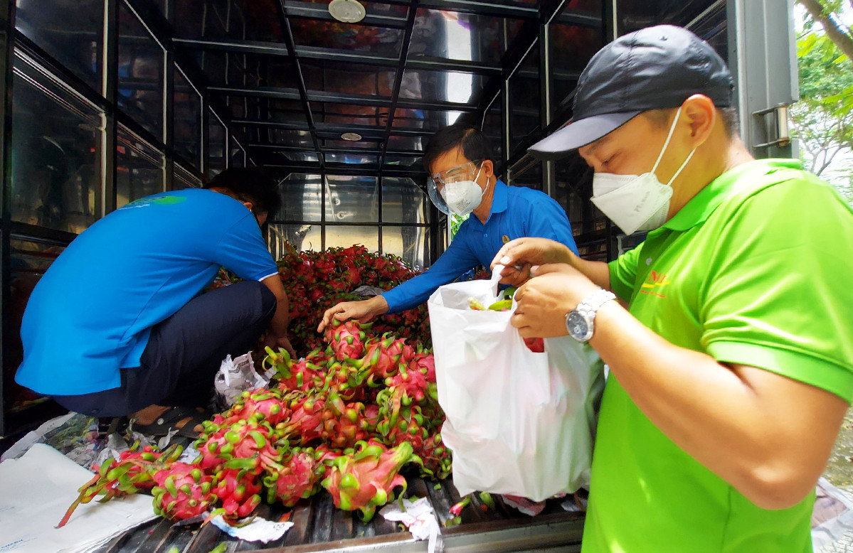 Tổng Liên đoàn Lao động Việt Nam đồng ý với đề xuất của 14 hiệp hội về miễn đóng phí công đoàn hết năm, song phải xin ý kiến Ủy ban Thường vụ Quốc hội.