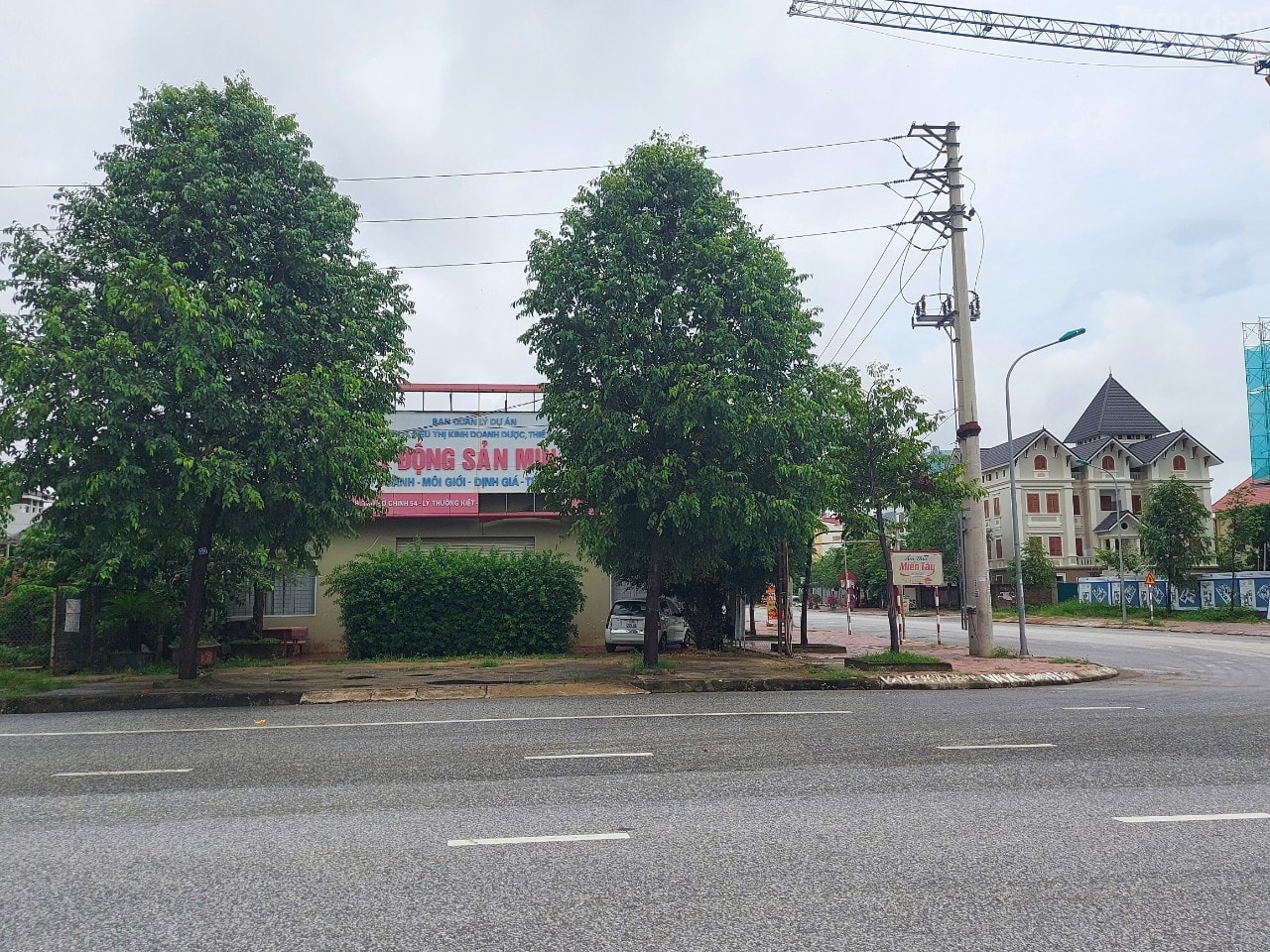 Thời gian gần đây, khu văn phòng được cho là nơi giao dịch bất động sản của Công ty TNHH-TM Minh Khang luôn trong tình trạng “cửa đóng then cài”, không còn nhộn nhịp người ra, kẻ vào như trước.