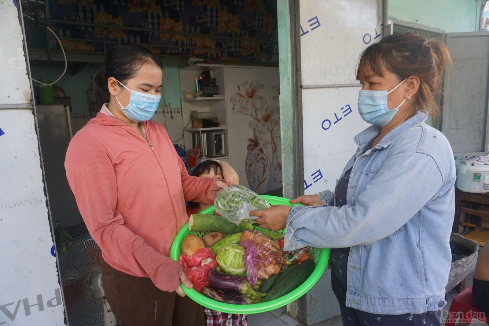 Ngoài việc miễn giảm tiền thuê nhà, nhiều chủ trọ tại Đà Nẵng còn thường xuyên hỗ trợ thực phẩm cho người lao động nghèo.