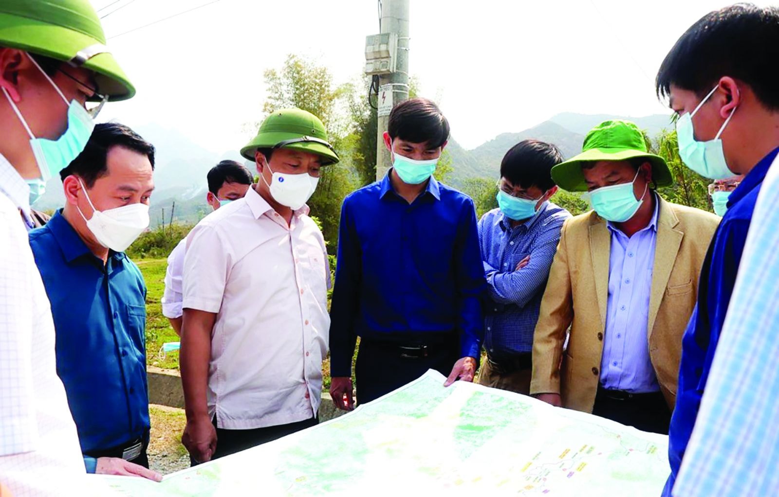  Lãnh đạo tỉnh cùng đoàn công tác xem bản đồ hướng tuyến dự án Kết nối giao thông các tỉnh miền núi phía Bắc