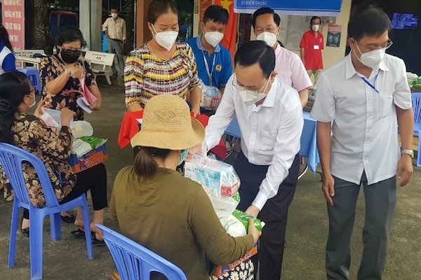 ông Cao Thanh Bình - Trưởng ban Ban Văn hóa - xã hội HĐND TP HCM dẫn chứng, ở 2 gói hỗ trợ Covid-19 trước, do thời gian thực hiện cấp bách, nên có nhiều lúc thực hiện bị động, chưa chặt chẽ các nhóm đối tượng. Do đó, vấn đề này 