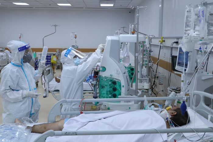 Điều trị bệnh nhân COVID-19 nặng tại Bệnh viện hồi sức COVID-19.