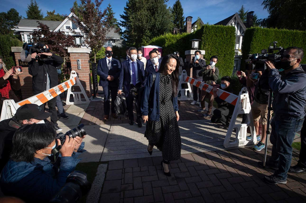 Meng Wanzhou, giám đốc tài chính của Huawei, rời nhà ở Vancouver hôm thứ Sáu.