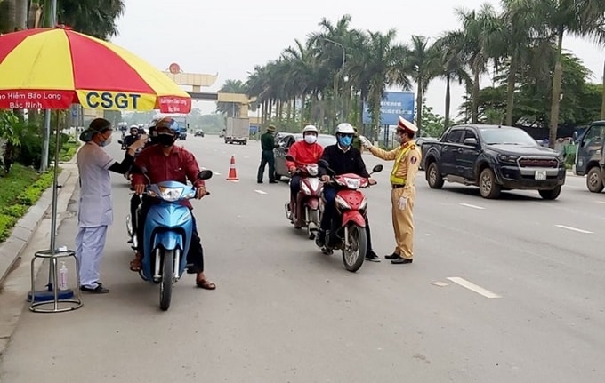 Xử lý vi phạm về trật tự an toàn giao thông gắn với yêu cầu về phòng chống dịch bệnh COVID-19