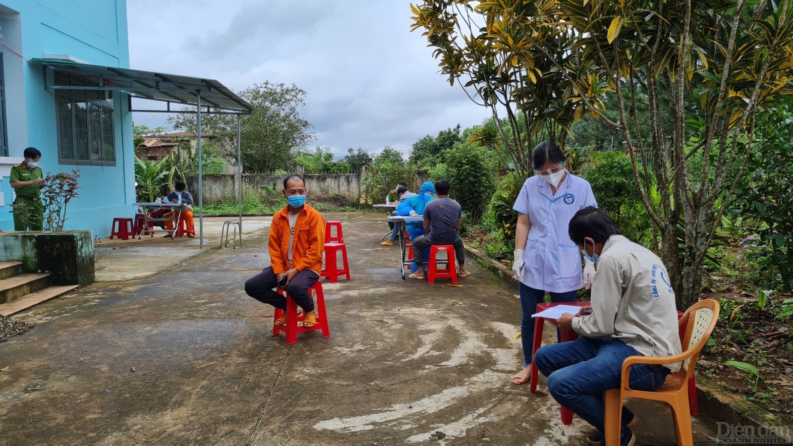 Ngành y tế lấy mẫu xét nghiệm đối với công dân có dấu vết liên quan đến các ca F0 ở thành phố Pleiku.