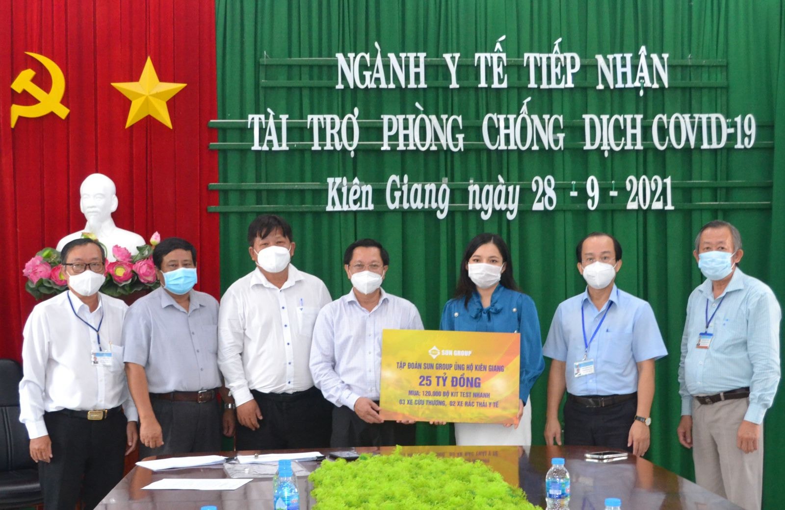 Đại diện Tập đoàn Sun Group (áo xanh) trao bảng tượng trưng hỗ trợ lãnh đạo Sở Y tế Kiên Giang (6)