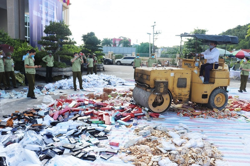 Cục QLTT tỉnh tiến hành tiêu hủy các mặt hàng giả, hàng vi phạm quyền sở hữu trí tuệ.