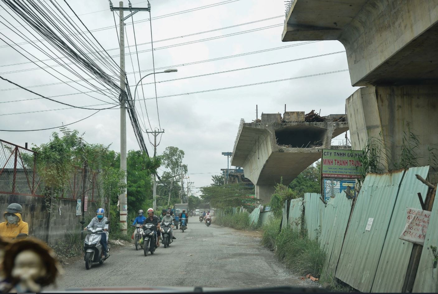 Thực tế nhiều dự án hạ tầng dù được khởi công rầm rộ nhưng lại thi công cả thập kỷ