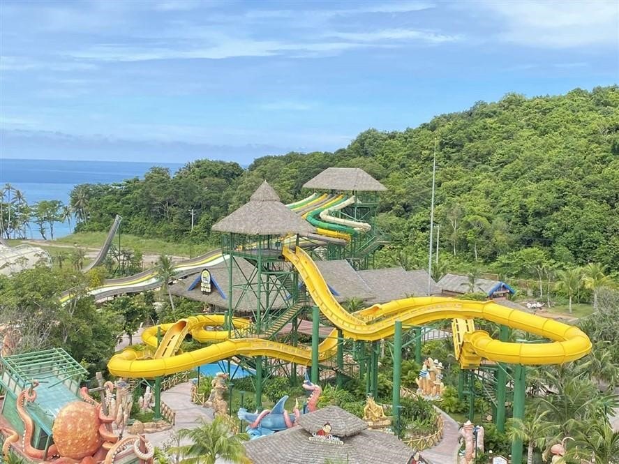 Tổ hợp vui chơi giải trí biển Sun World Hon Thơm Nature Park đã chỉnh trang toàn diện, tăng cường không gian xanh với hàng trăm cây cổ thụ, những cây hoa kiểng quý như phong ba, lài dây, quỳnh anh vàng lá nhỏ... Cáp treo Hòn Thơm được bảo dưỡng đường cáp, vệ sinh các cabin định kỳ, khu vực trò chơi tại công viên nước Aquatopia đã được chỉnh trang lại toàn bộ.