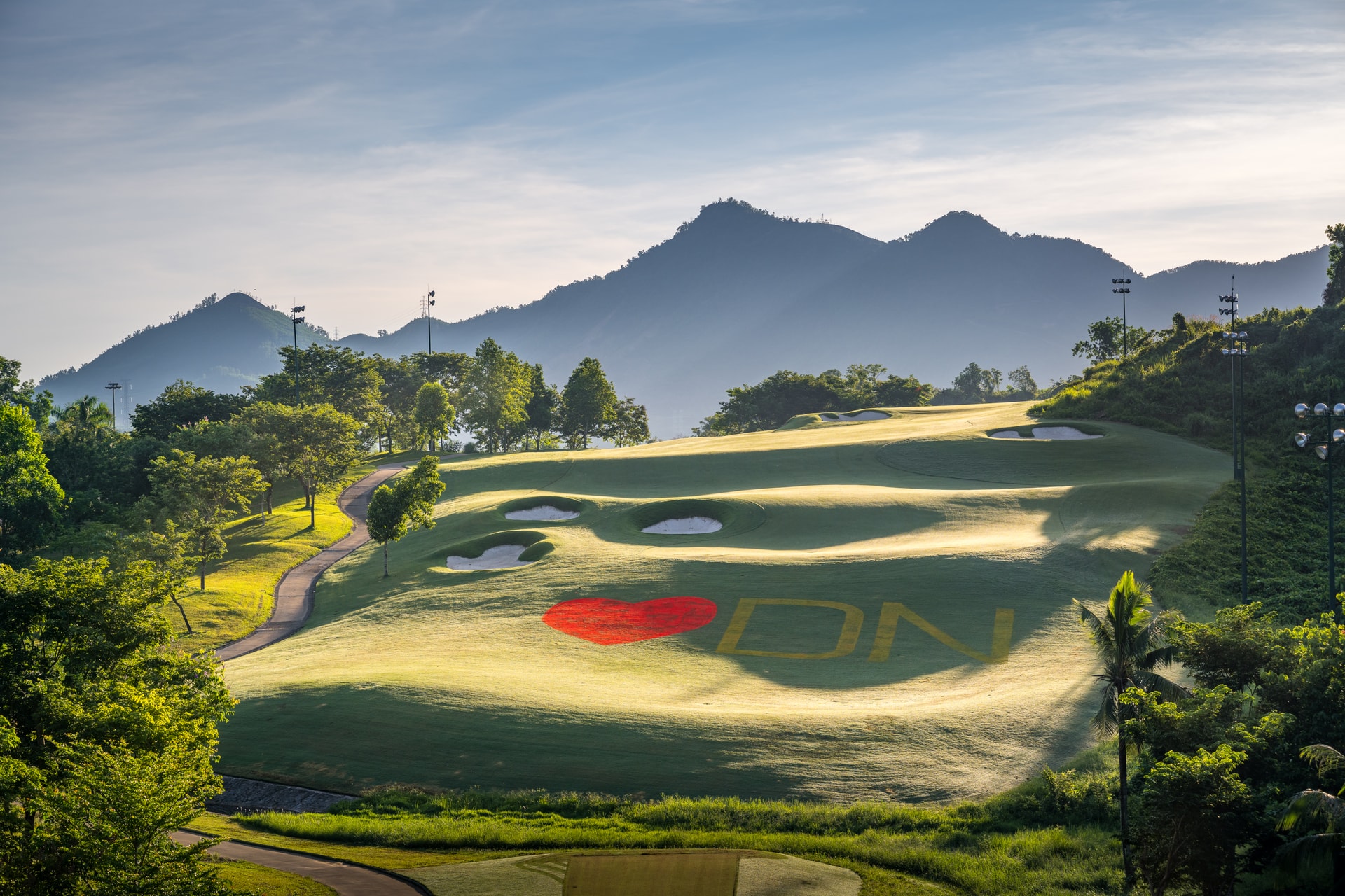 “Sân golf tốt nhất Châu Á” Ba Na Hills Golf Club thể hiện tinh thần sẵn sàng đón khách với thông điệp “Love Danang” vẽ trên thảm cỏ xanh mượt và các hoạt động tái tạo cảnh quan, nâng cấp độ dốc, cải tạo cỏ, đào tạo nhân viên, hứa hẹn mang lại những trải nghiệm tuyệt vời hơn cho các golf thủ ngày trở lại.