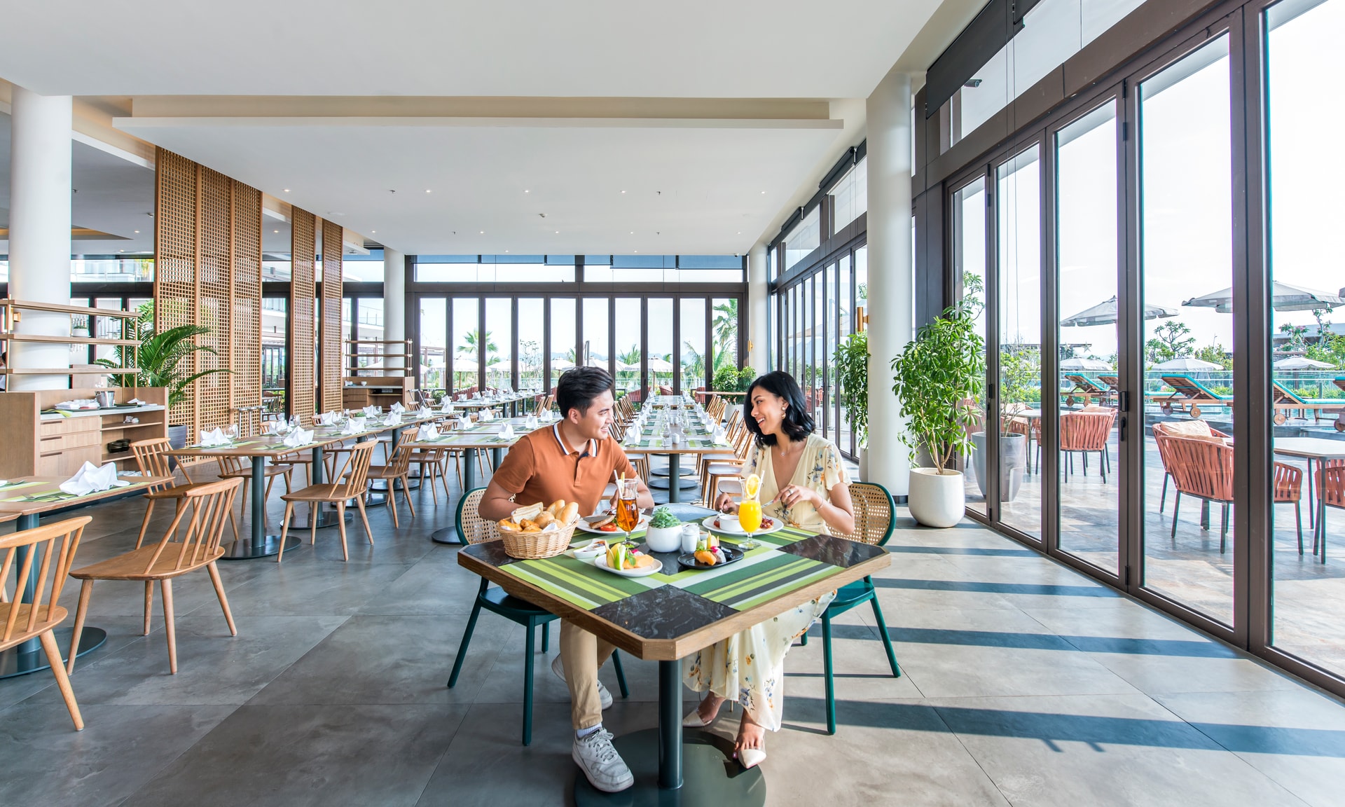 Khu nghỉ dưỡng 5 sao Premier Village Halong Bay Resort ngay trung tâm du lịch Bãi Cháy hé lộ những trải nghiệm cao cấp mới khi cho biết sẽ khai trương nhà hàng Corallo với concept thiết kế không gian bếp mở, tầm nhìn hướng vịnh di sản và ra mắt thực đơn chuẩn Việt phong cách 5 sao tại nhà hàng The Market.