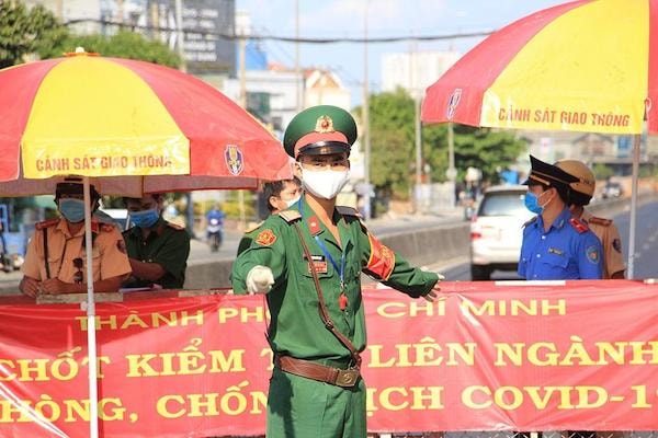 Phương án cơ bản mà TP HCM đưa ra là “tiếp tục kiểm soát, điều chỉnh các biện pháp phòng, chống dịch Covid-19, từng bước nới lỏng giãn cách xã hội theo lộ trình tương ứng với diễn biến dịch bệnh tại TP”.