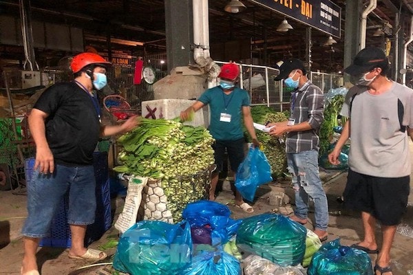 bà Nguyễn Thị Kim Ngọc - Phó giám đốc Sở Công thương TP.HCM, cho biết về việc mở lại các chợ truyền thống, sở sẽ làm việc với tất cả các quận, huyện và TP.Thủ Đức để xây dựng các phương án mở lại một cách an toàn.