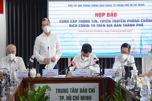 ông Lê Hải Bình - Ủy viên dự khuyết T.Ư Đảng, Phó trưởng Ban Tuyên giáo T.Ư, cho biết: dịch bệnh vẫn đang phức tạp nên lãnh đạo TP HCM rất trăn trở, cân não để chọn chiến l