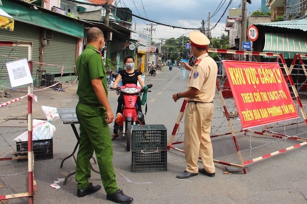 Đối với những khu vực đang có chốt (cả chốt mở và chốt rào chắn) mà người dân có nguyện vọng duy trì chốt thì tổ chức lấy ý kiến và thực hiện theo ý kiến của người dân