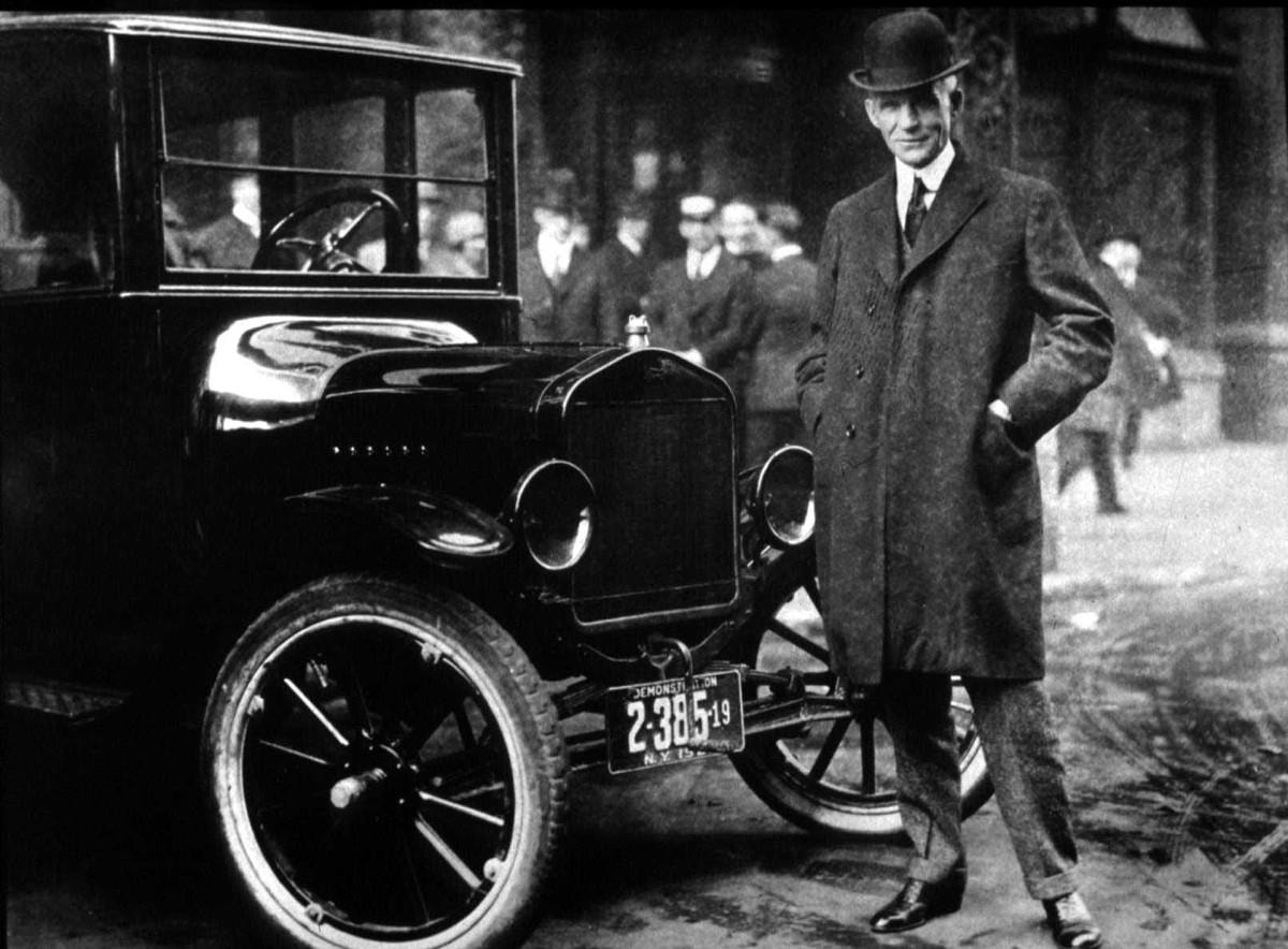 Henry Ford là người sáng lập Công ty Ford Motor.Ông là một trong những người đầu tiên tiên phong áp dụng sản xuất dây chuyền lắp ráp trong ngành công nghiệp ô tô.