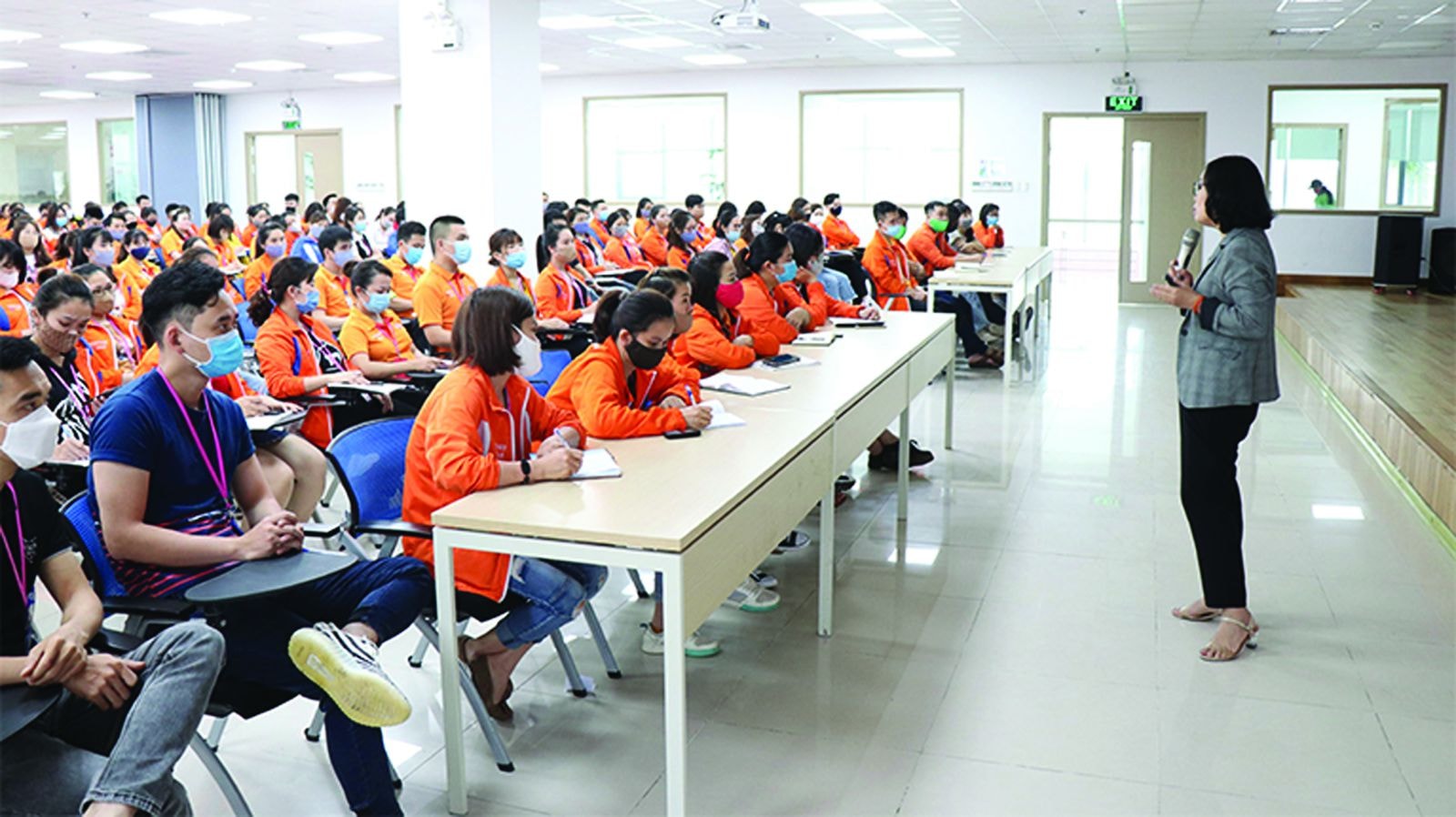 Đối thoại trực tiếp với người lao động đã giúp Công ty Regina Miracle, Hải Phòng đứng vững, không rơi vào tình trạng bất ổn trong đại dịch COVID-19. Ảnh: ILO