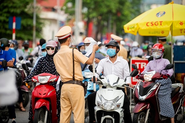 Giải pháp “cổ điển” nhất để phòng, chống dịch hiệu quả là vấn đề con người và cán bộ. 