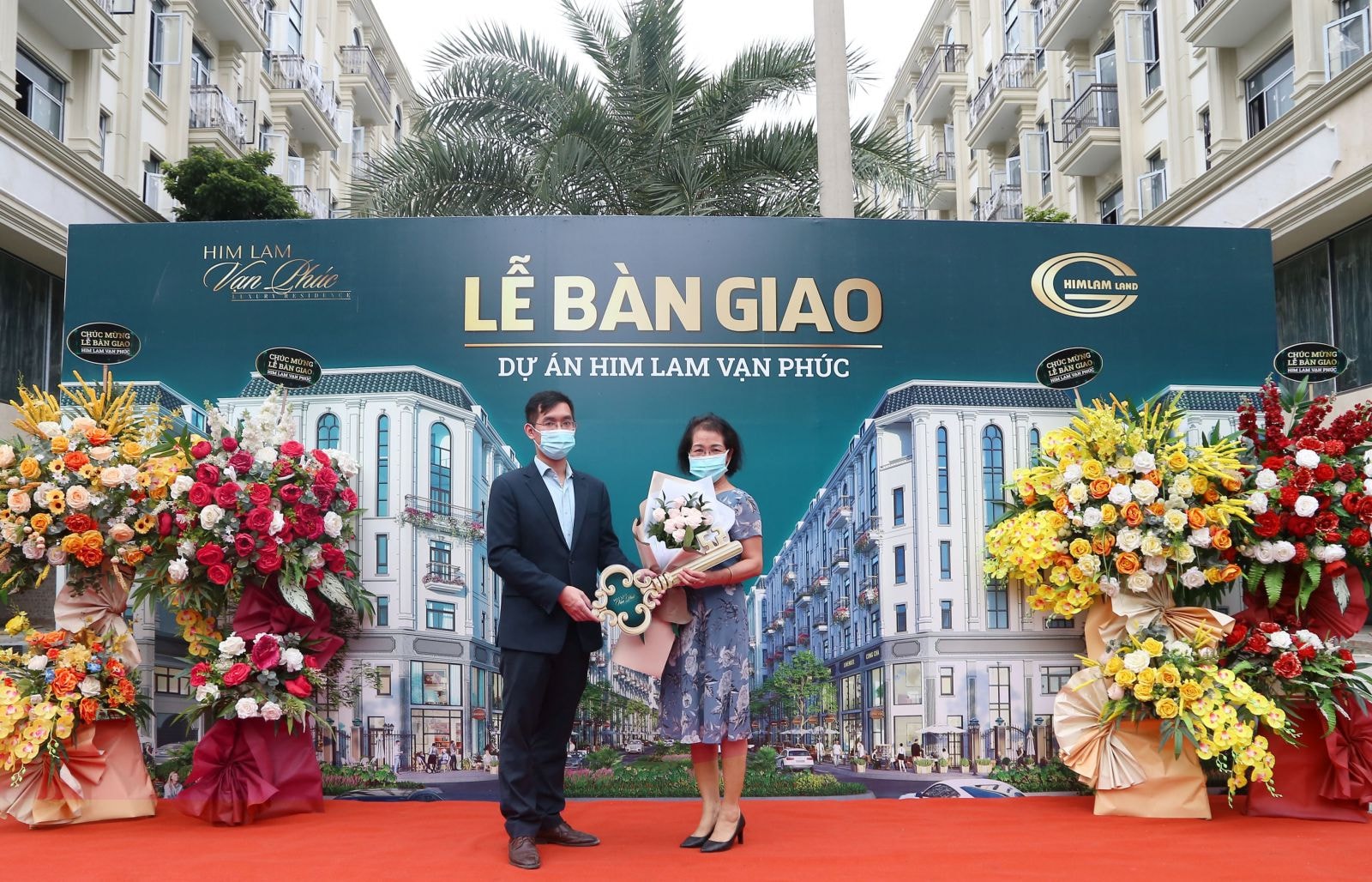 Khách hàng vui mừng nhận chìa khóa bàn giao Shophouse Him Lam Vạn Phúc