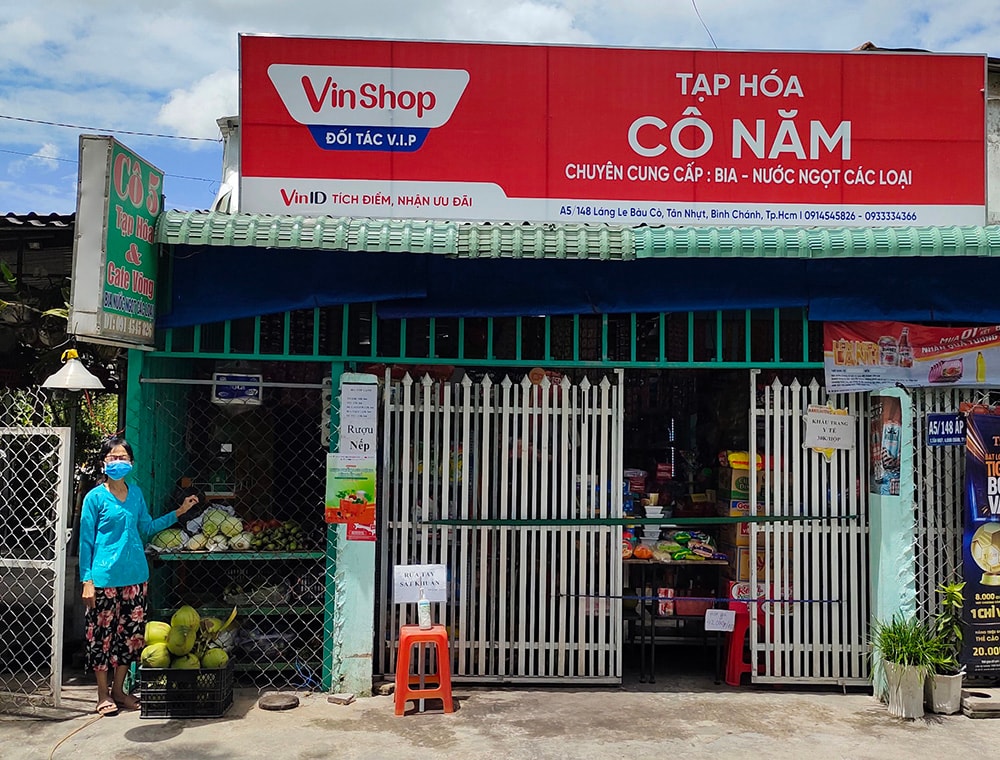 Nhờ nguồn hàng ổn định từ VinShop, cô Năm vẫn duy trì được việc kinh doanh trong mùa dịch.