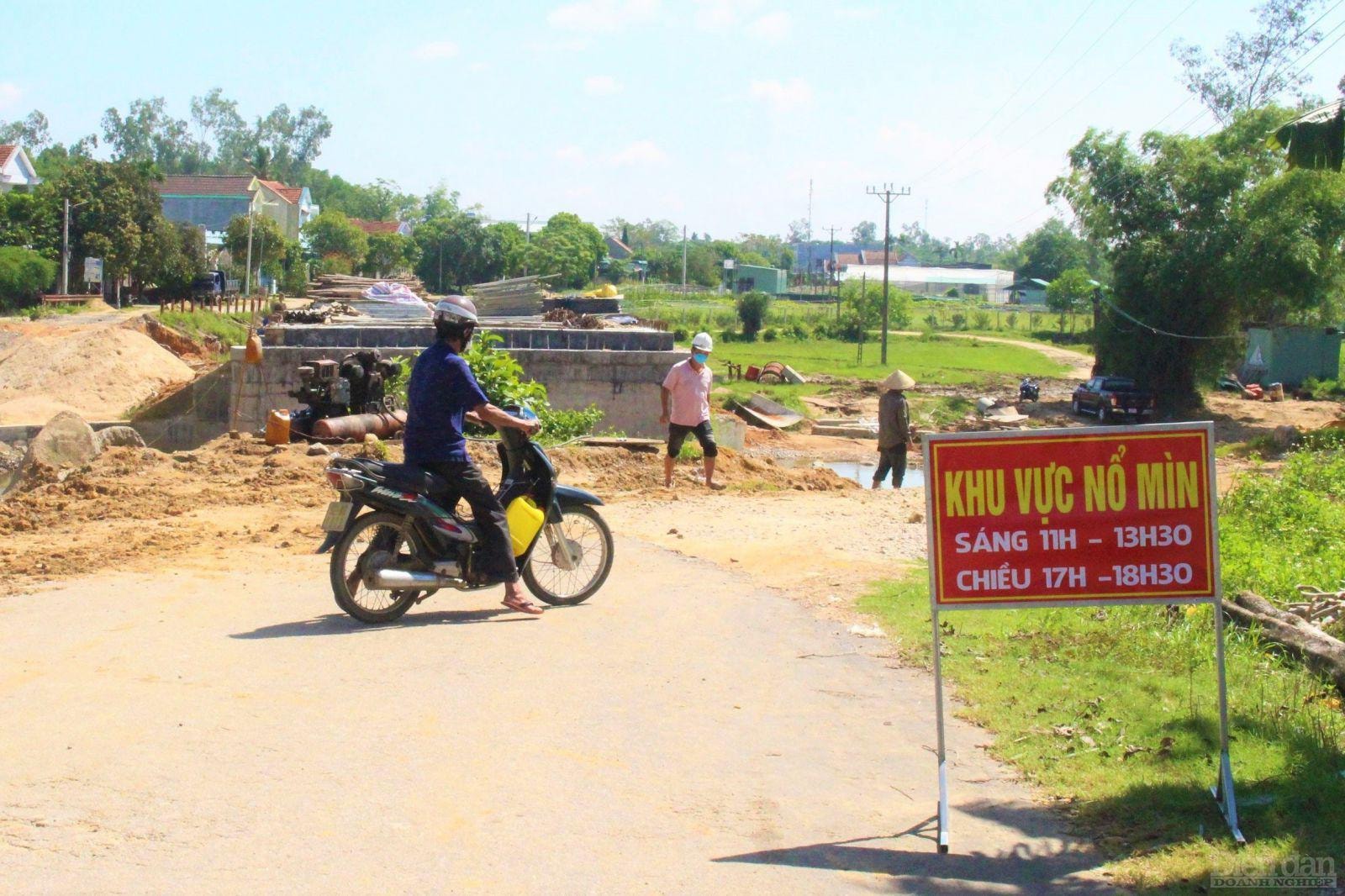 Để sang bờ bên kia, người dân địa phươn phải đi vòng hơn 5km tốn nhiều thời gian và khó khăn.