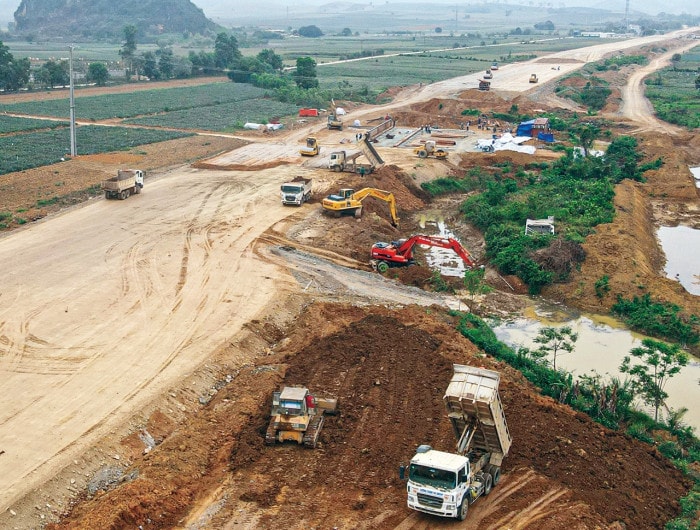  Cần có cơ chế đặc thù thu hút huy động vốn từ xã hội tham gia đầu tư, nếu không thực hiện được việc này thì mục tiêu 2.000km cao tốc vào năm 2025 khó khả thi.p/(Thi công cao tốc Mai Sơn - QL45). Ảnh: Tạ Hải)