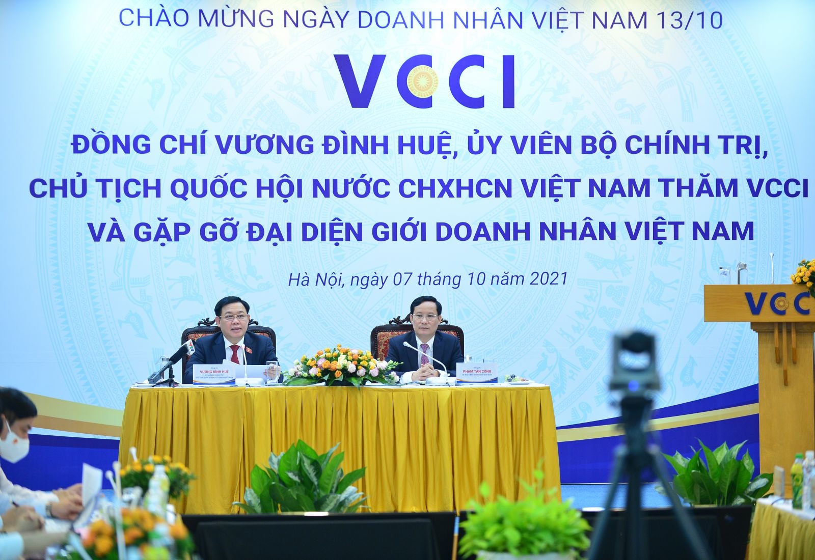 Chủ tịch Quốc hội Vương Đình Huệ làm việc với VCCI và gặp gỡ đại diện giới doanh nhân.