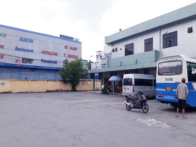 Trong bãi cũng chỉ còn lác đác vài vài xe, khách cũng chẳng có
