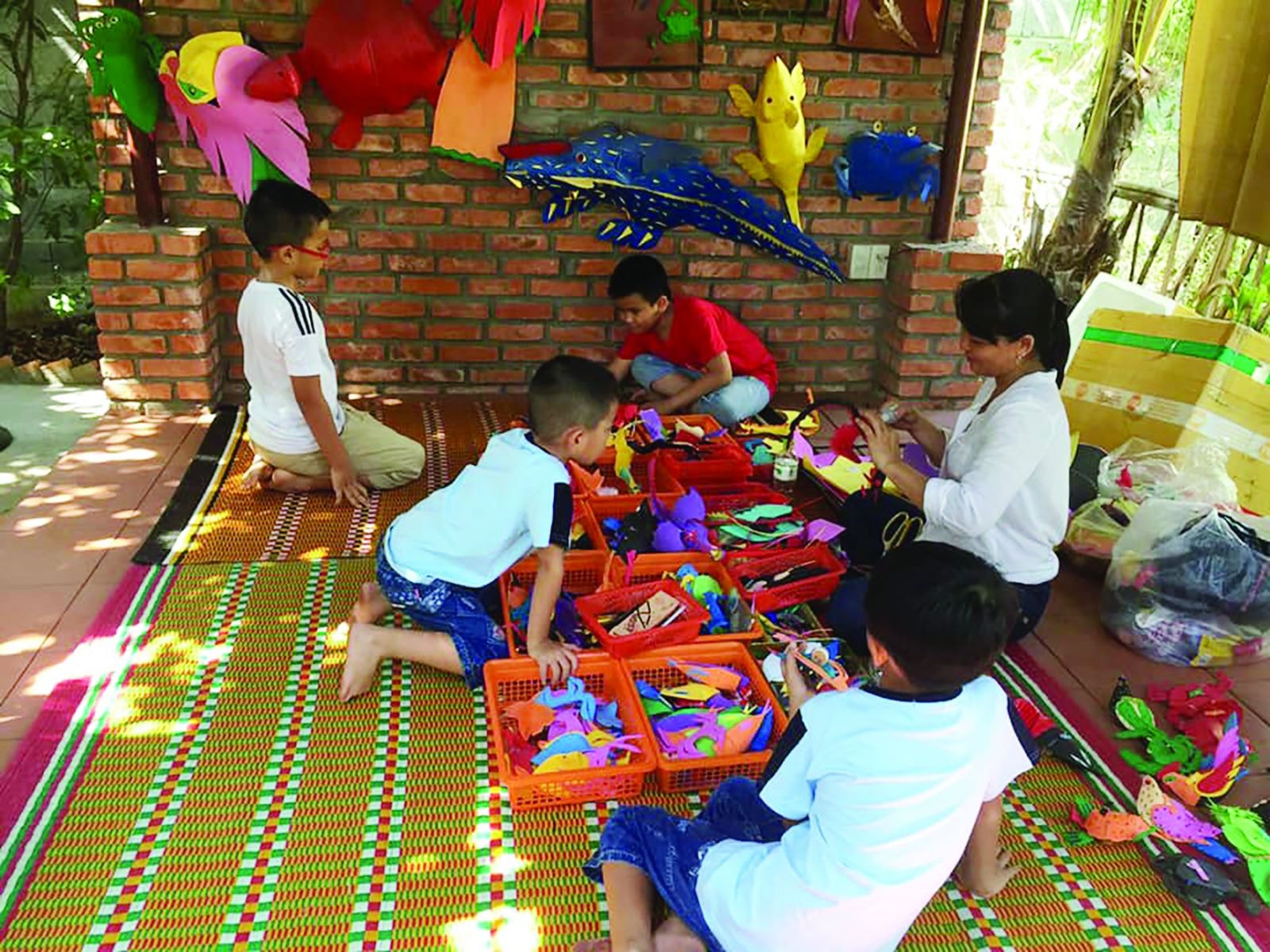  Học sinh được thực hành làm đồ chơi dân gian tại Huế Lotus.