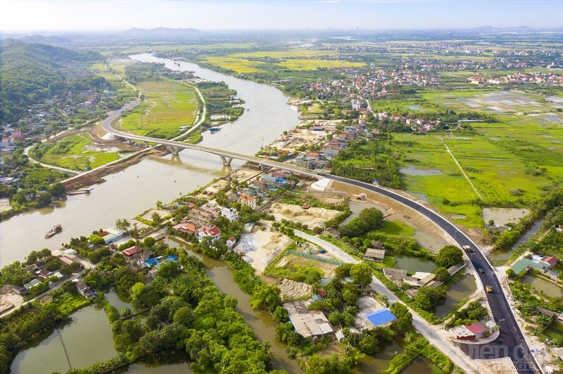 Công trình cầu Dinh nối huyện Thủy Nguyên, TP Hải Phòng với thị xã Kinh Môn, tỉnh Hải Dương đã góp phần kết nối các tuyến quốc lộ: QL37, QL10, các đường tỉnh lộ: ĐT.389B, ĐT.352 và các tuyến đường trong khu vực. Qua đó, tạo sự liên kết vùng rộng lớn, tạo thuận lợi cho người dân thị xã Kinh Môn, các huyện: Kim Thành, Nam Sách (tỉnh Hải Dương), huyện Đông Triều (tỉnh Quảng Ninh) và các vùng phụ cận trong việc thông thương, tiếp cận tốt hơn với các dịch vụ kinh tế và xã hội của đô thị, đặc biệt là với Khu trung tâm Chính trị Hành chính mới của TP Hải Phòng tại KĐT mới Bắc Sông Cấm