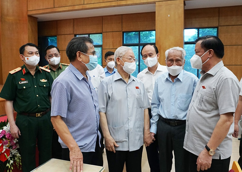  Tổng Bí thư Nguyễn Phú Trọng trao đổi với lãnh đạo TP Hà Nội và các cử tri quận Ba Đình. 