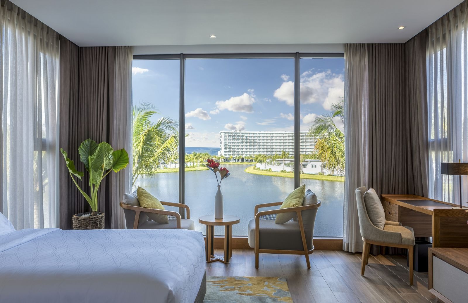 Một góc phòng ngủ hướng hồ tại biệt thự nghỉ dưỡng Mövenpick Villas & Residences Phúp/Quốc