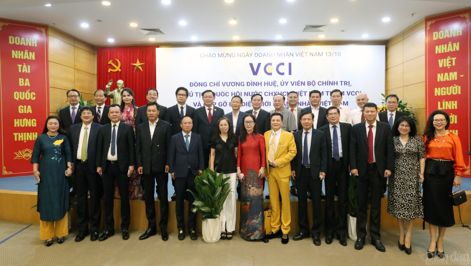 Chủ tịch Quốc hội Vương Đình Huệ chụp ảnh lưu niệm cùng Chủ tịch VCCI Phạm Tấn Công và đại diện giới doanh nhân Việt Nam.