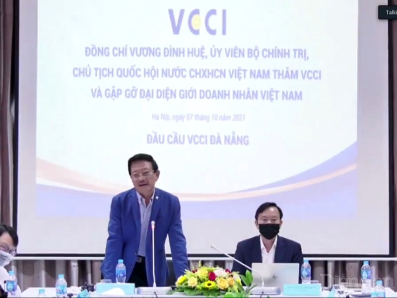 Ông Huỳnh Văn Chính, Chủ tịch HĐQT Công ty cổ phần Dệt may 29-3 (Đà Nẵng) đại diện các doanh nghiệp và Hiệp hội doanh nghiệp đã đóng góp ý kiến nhằm tháo gỡ khó khăn và xem xét các vấn đề về pháp lý cho doanh nghiệp, đặc biệt chú trọng tới công tác phòng, chống dịch COVID-19, cũng như chuẩn bị cho giai đoạn phục hồi kinh tế sau đại dịch.