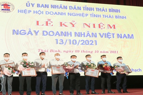 Kỷ niệm ngày Doanh nhân Việt Nam năm 2021. Hiệp hội Doanh nghiệp tỉnh vinh danh khen thưởng 126 doanh nghiệp, doanh nhân có thành tích xuất sắc.