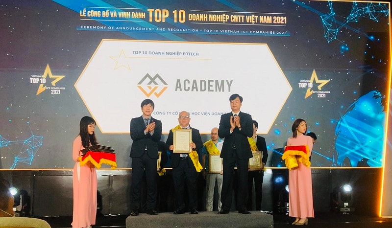 Ông Phạm Lê Hùng- giám đốc đối ngoại MVV Academy nhận giải 