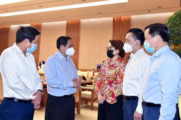 Thủ tướng Phạm Minh Chính trao đổi với đại diện doanh nghiệp tại Hội nghị Thủ tướng Chính phủ với doanh nghiệp diễn ra ngày 8/8/2021. Ảnh: VGP/Nhật Bắc