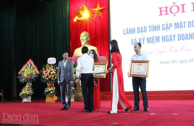 Đại biểu tham dự chương trình trao bằng khen, giấy khen cho các doanh nhân có thành tích xuất sắc