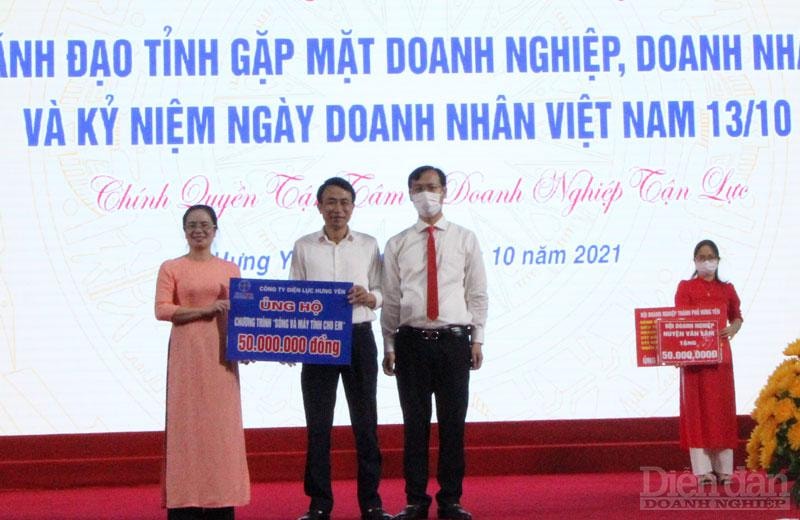 Các đại biểu tham dự Hội nghị, các doanh nhân, doanh nghiệp trên địa bàn tham gia ủng hộ Chương trình sóng, điện thoại, máy tính cho em