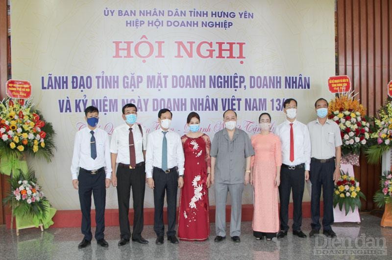 Các đại biểu tham dự chụp lưu niệm tại Hội nghị gặp gỡ doanh nghiệp, doanh nhân nhân ngày 13/10 tại tỉnh Hưng Yên