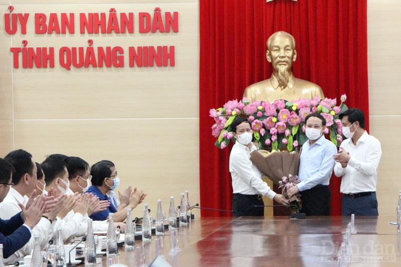 Lãnh đạo tỉnh Quảng Ninh tặng hoa chúc mừng đồng chí Phạm Tấn Công trên cương
