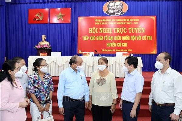 Chủ tịch nước Nguyễn Xuân Phúc, nhấn mạnh: “đề nghị chính quyền địa phương tập trung rà soát kỹ, để không người dân nào phải đứt bữa, kịp thời quan tâm đến các gia đình chính sách, người có công, người già neo đơn”. 