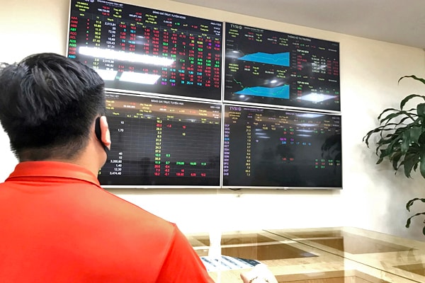 VN-Index đã vươt 1.390 điểm trong phiên giao dịch 11/10, điều này dự báo trong phiên kế tiếp thị trường có thể chịu sự điều chỉnh.