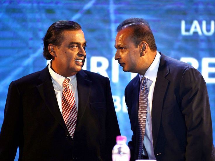 Mukesh Ambani và anh trai của mình Anil Ambani.