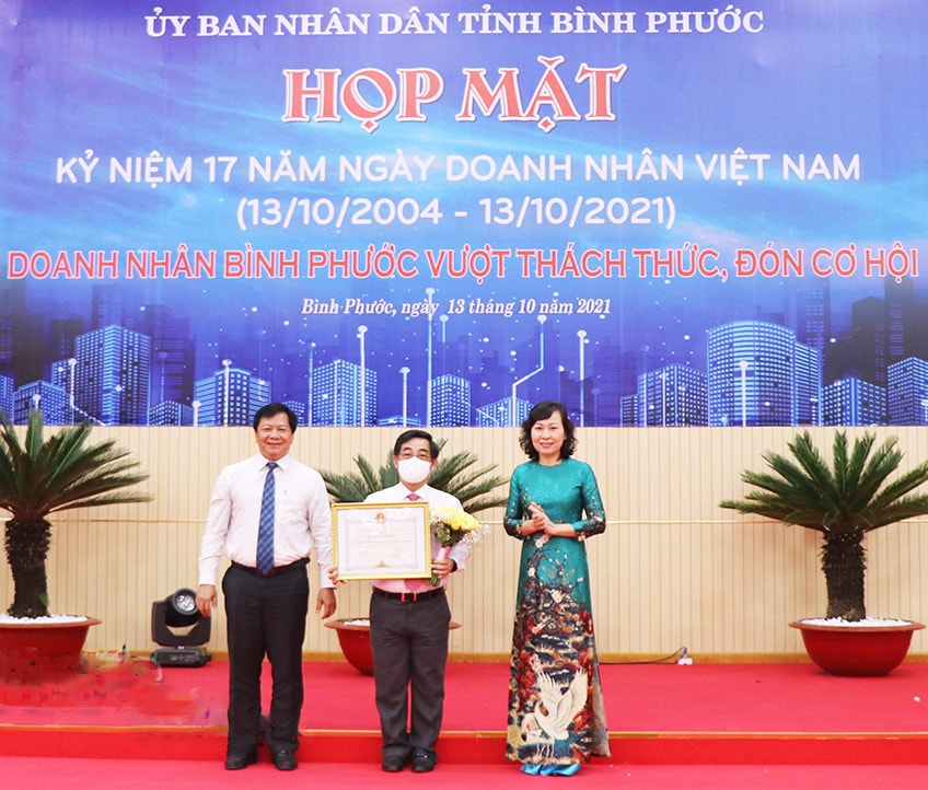 Lãnh đạo tỉnh tri ân, tôn vinh các doanh nghiệp, doanh nhân tiêu biểu có nhiều đóng góp, ủng hộ cho công tác phòng, chống dịch Covid-19