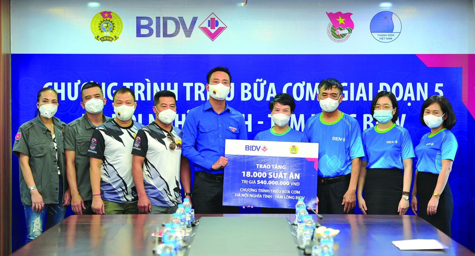  Đại diện BIDV đã trao biển tượng trưng 18.000 suất cơm tới Ban Tổ chức Chương trình