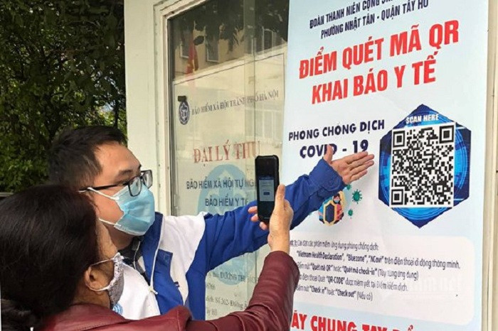 Người dân Hà Nội dần quen với quét mã QR